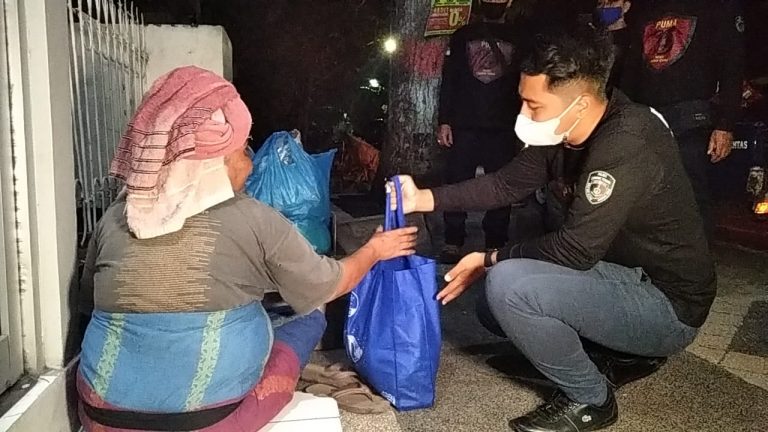 Penertiban PPKM Skala Mikro, Aparat Gabungan di Loteng Bagi-Bagi Sembako