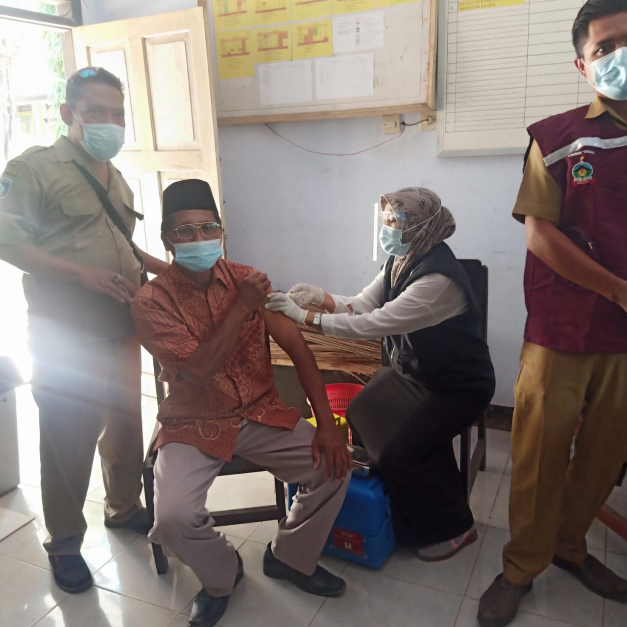 TNI AL Lanal Mataram Kerahkan Babinpotmar Untuk Dukung Vaksinasi di Lombok Tengah