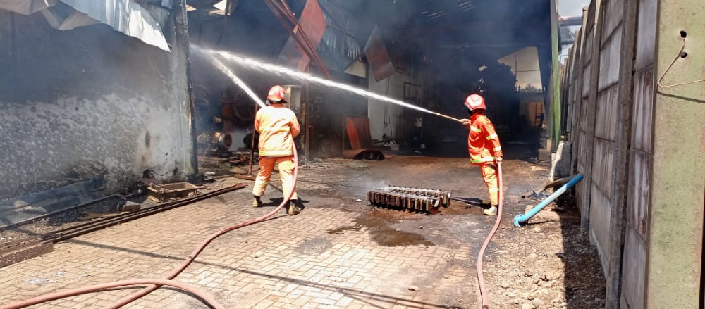 Pabrik Minyak Kelapa PT SGI Gresik Ludes Terbakar saat Pekerjaan Libur
