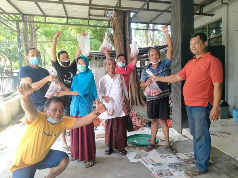 Peringati Idul Adha, PWI dan KWG Bagikan Daging Kurban ke Warga