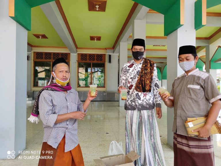 Redam Kepanikan Warga, Remaja Masjid di Gresik Bagi-bagi Es Kelamud untuk Para Jama'ah