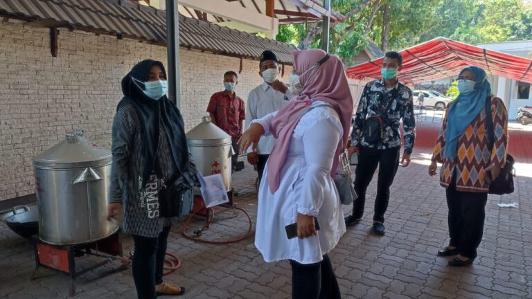 Dirikan Dapur Umum, Srikandi Gresik Masak Makanan Siap Saji Bantu Isoman Pasien Covid-19