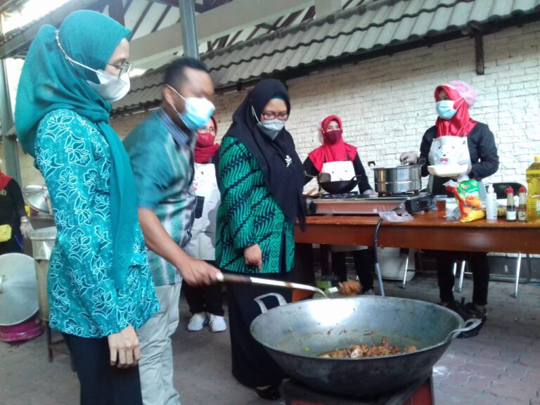 Dapur Umum di Pendopo Rumah Dinas Bupati Gresik Resmi Beroperasi