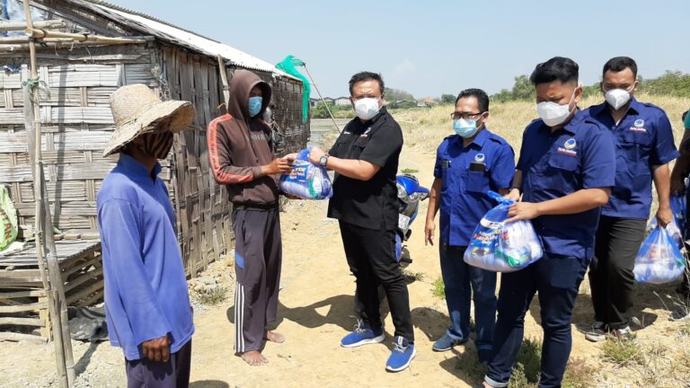 Nasdem Gresik Peduli, Gelontor Bantuan Sembako Bagi Pemulung Pedagang dan Petani