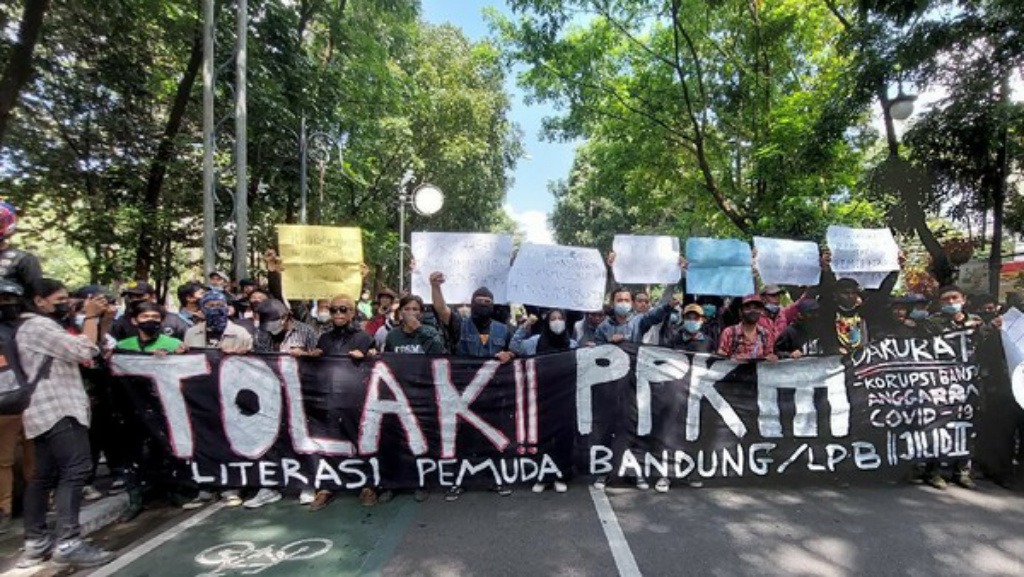 Massa Ojol dan Pedagang Geruduk Balkot Bandung Tolak PPKM