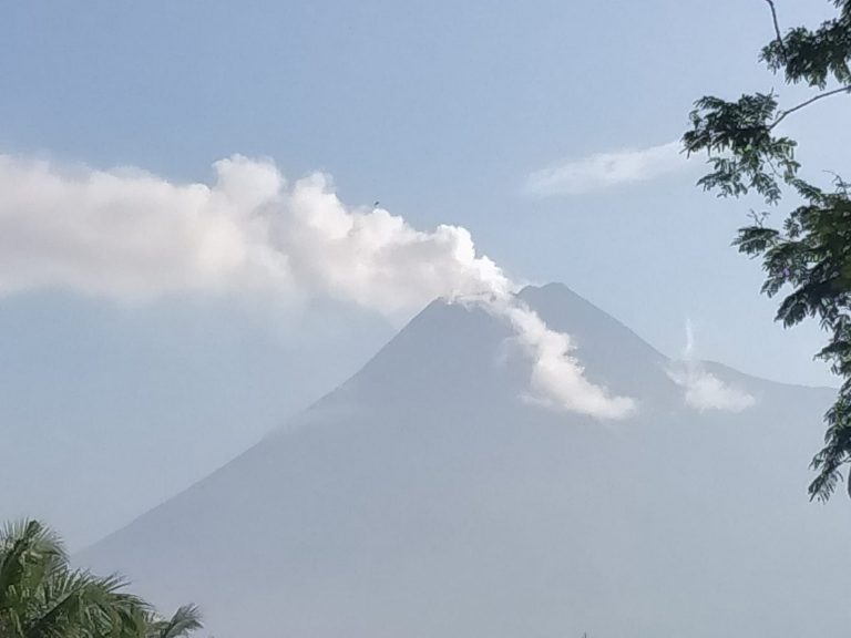 Kembali Erupsi, Gunung Merapi Luncurkan 15 Kali Guguran Lava Pijar