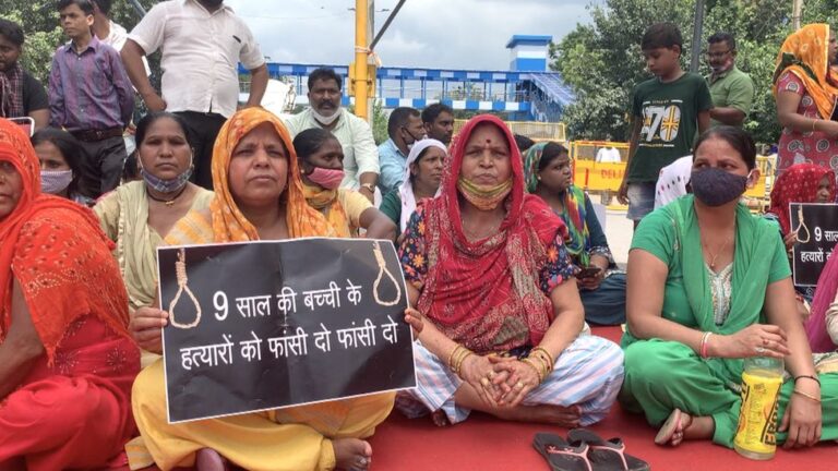 Ratusan Orang India Memprotes Pemerkosaan Geng, Pembunuhan dan Kremasi Paksa Gadis Dalit