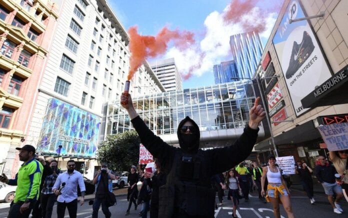 Australia: Polisi Bentrok dengan Ribuan Demonstran anti-Lockdown