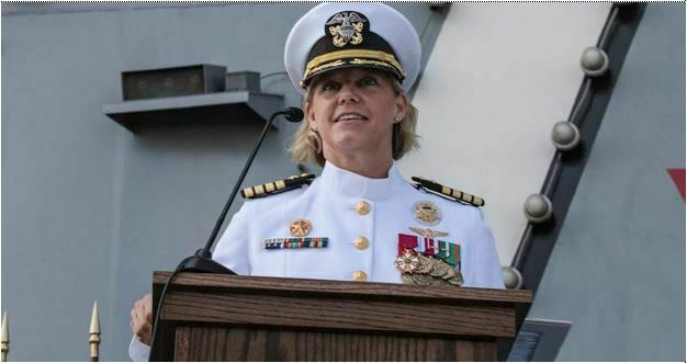 Kapten Angkatan Laut Ini Menjadi Wanita Pertama yang Memimpin Kapal Induk Nuklir