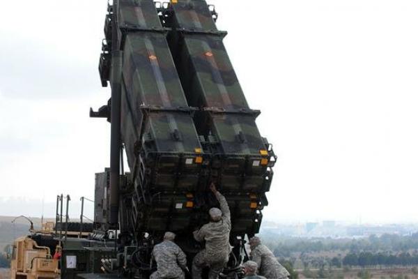 Sistem anti-Rudal AS Cegat 5 Roket yang Meluncur di Langit Kabul