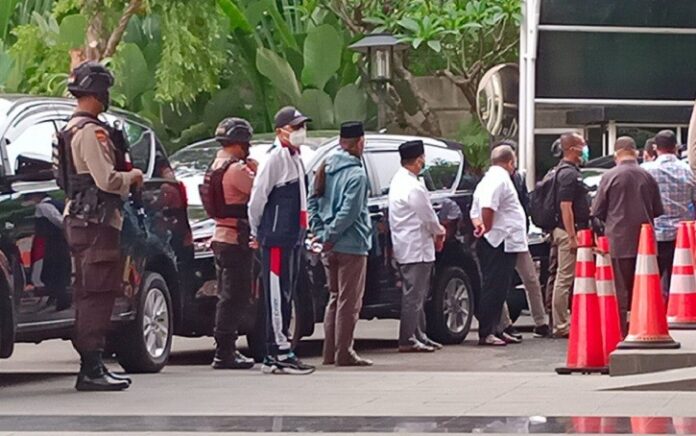 Bupati Probolinggo dan Suaminya Tiba di Gedung KPK