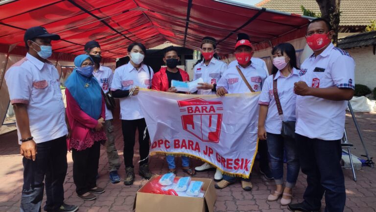 Relawan Jokowi Bantu 1000 Masker dan Pelengkap Medis Nakes Posko Darurat di Gresik