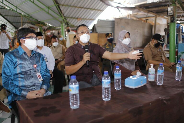 Gubernur NTB Kunjungi Pedagang Pantai Ampenan Yang Kibarkan Bendera Putih Tanda Menyerah