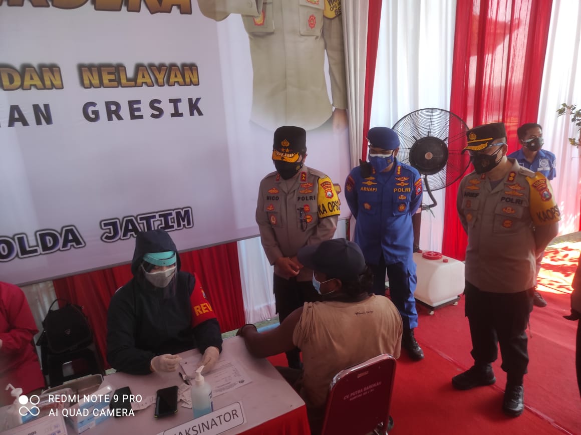 Naik Perahu Motor, Kapolda Jatim Cek Vaksinasi Merdeka Satpolairud Polres Gresik