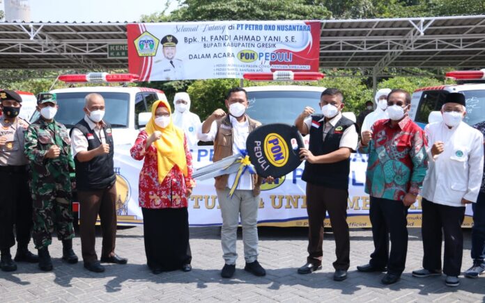 Pemkab Gresik Terima Bantuan 4 Unit Mobil Ambulan, APD dan Sembako dari Petro Oxo Nusantara