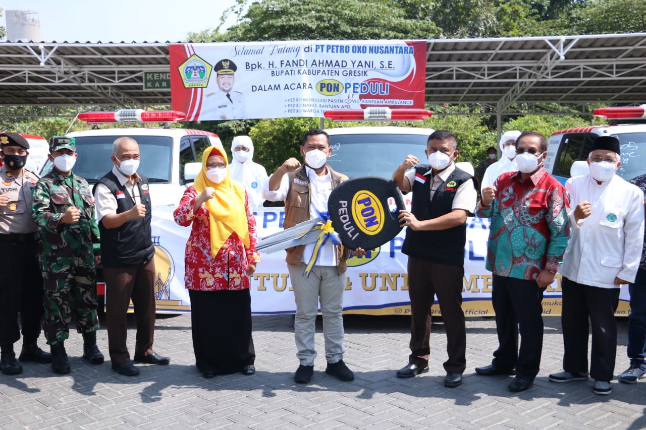 Pemkab Gresik Terima Bantuan 4 Unit Mobil Ambulan, APD dan Sembako dari Petro Oxo Nusantara