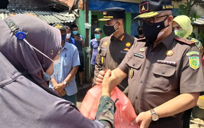 Bakti Sosial 'Semangat 45', Kejaksaan Tinggi DKI Jakarta Bagikan 1000 Nasi Bungkus Di Tegal Alur