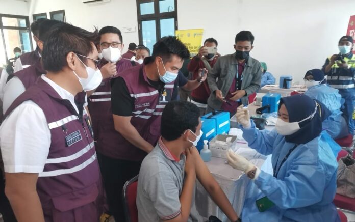 Mantab Bosque, Artis Baim Wong Meriahkan Vaksinasi Covid-19 HIPMI di Pelabuhan Gresik