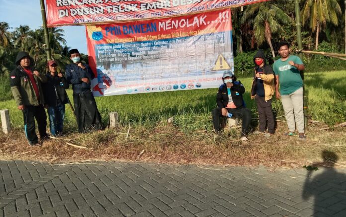 Tolak Rencana Pembebasan Lahan Tambak Udang, Warga dan Mahasiswa di Bawean Gresik Pasang Spanduk