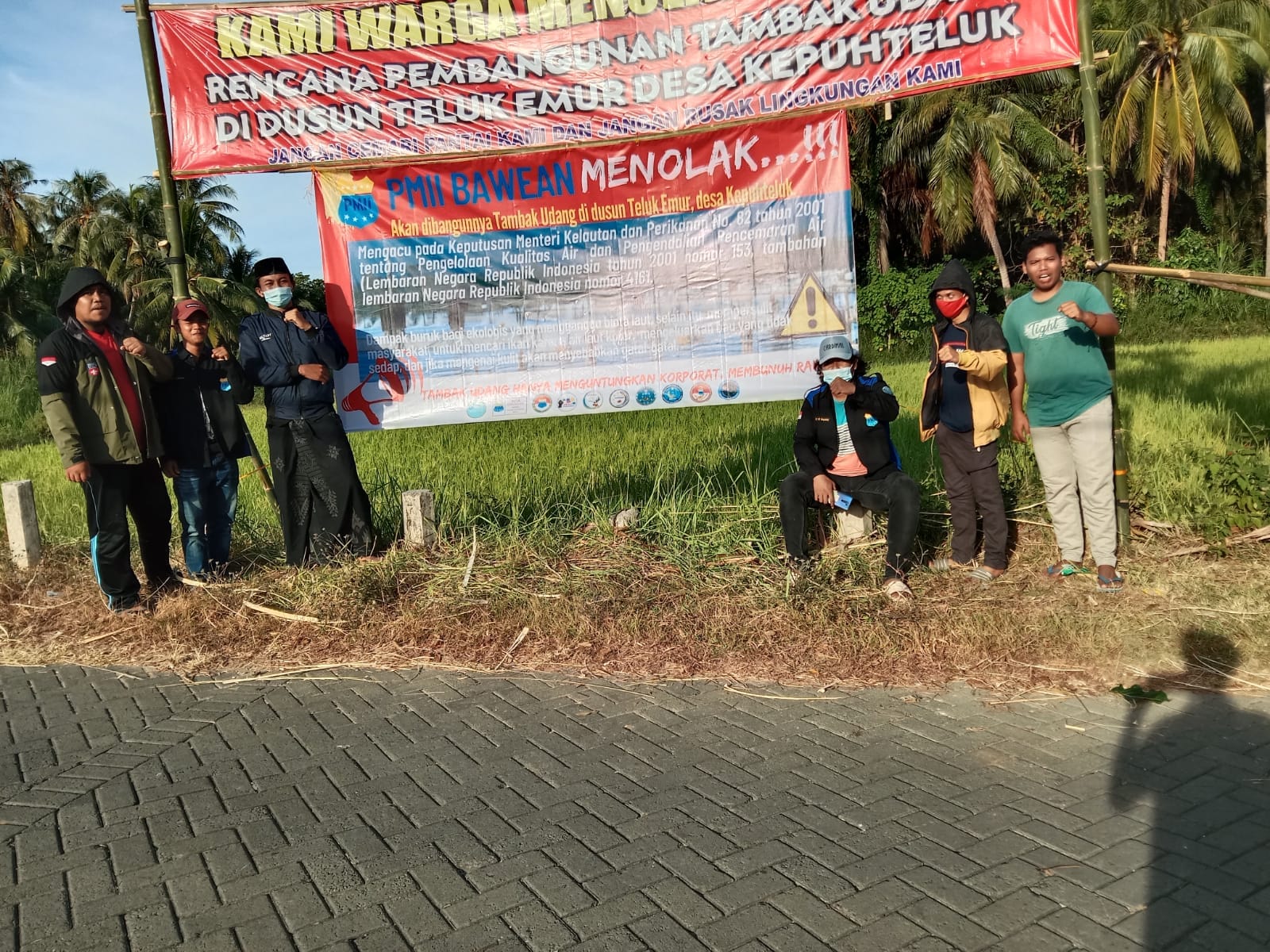 Tolak Rencana Pembebasan Lahan Tambak Udang, Warga dan Mahasiswa di Bawean Gresik Pasang Spanduk