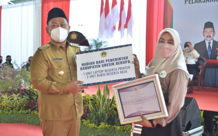 Langkah Nyata Siti Fitriah Kurangi Sampah Plastik Diapresiasi Bupati Gresik