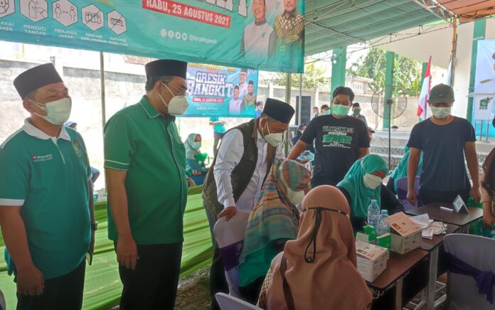 Wujudkan Gresik Bangkit, PKB Vaksinasi 1500 Pelajar dan Warga di Tiga Titik Lokasi