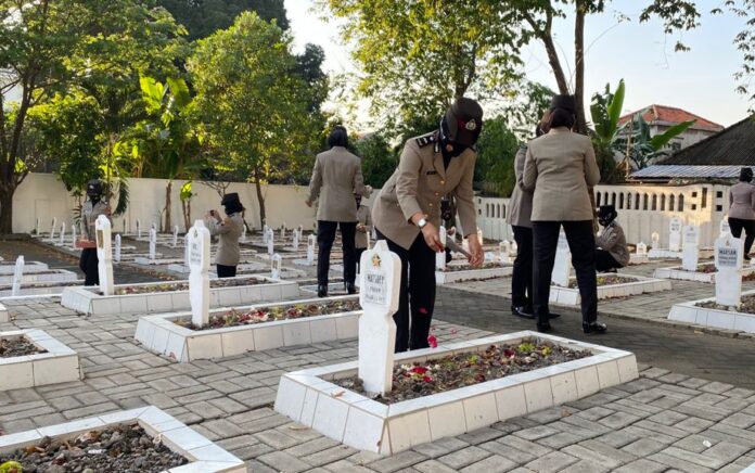 Polwan Polres Gresik Tabur Bunga Makam Pahlawan di Hari Jadinya ke-73