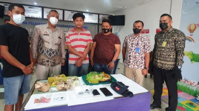 Kirim Nasi Bungkus ke Rutan Gresik, Warga Bungah Terciduk Sisipkan Sabu di Kepala Ikan