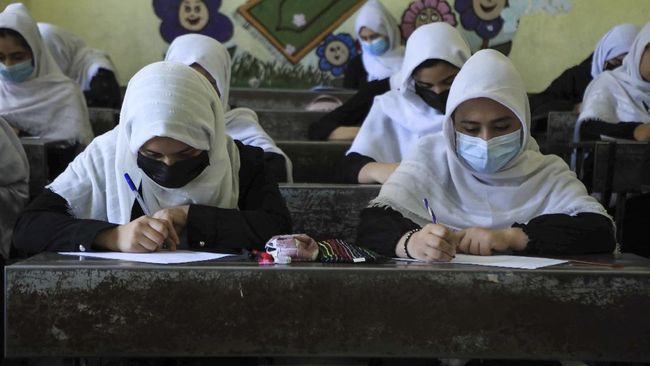 Usai Pemberontakan, Anak-anak Perempuan Afghanistan Kembali ke Sekolah di Herat