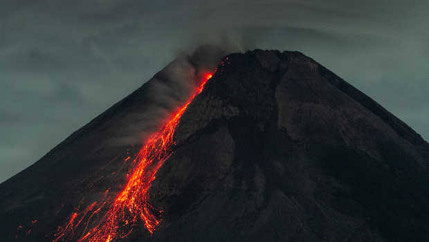 Kembali Erupsi, Gunung Merapi Keluarkan Dua Kali Guguran Lava Pijar