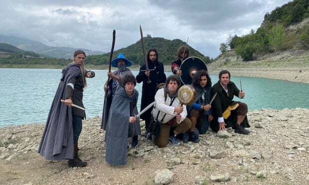 Sekelompok Lelaki di Italia Hidup Sebagai Hobbit: “Bumi Telah Terancam Oleh Polusi dan Darurat Iklim”