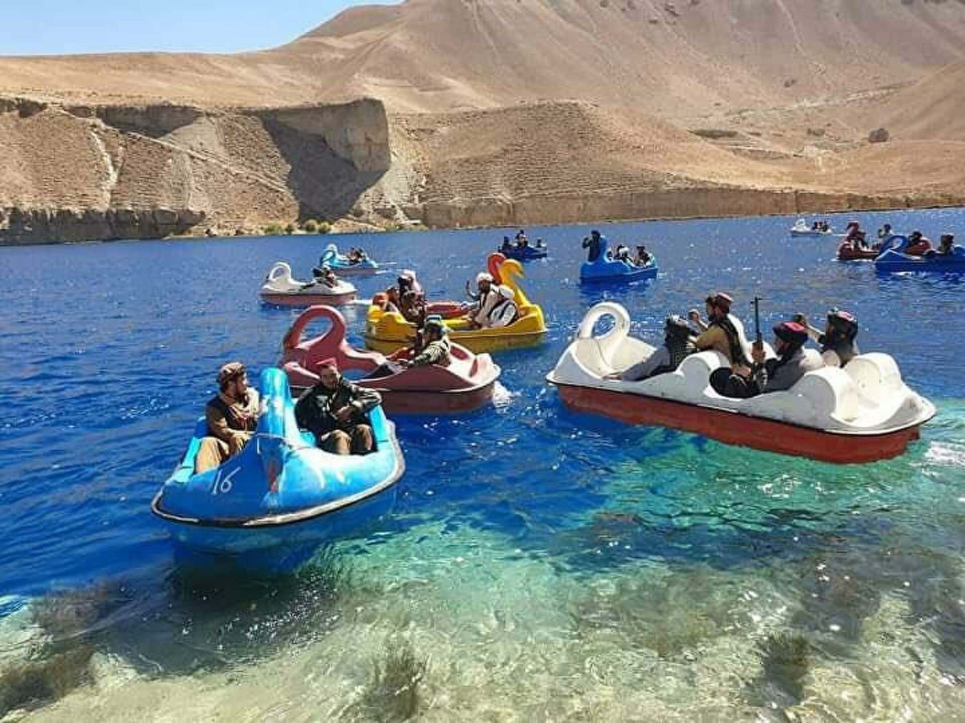 Gerilyawan Taliban Tertangkap Kamera Sedang Rekreasi, Dari Main Trampolin Hingga Perahu Pedal Angsa