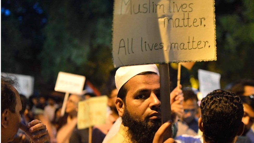 Dipukuli dan Dipermalukan oleh Massa Hindu karena Menjadi Muslim di India