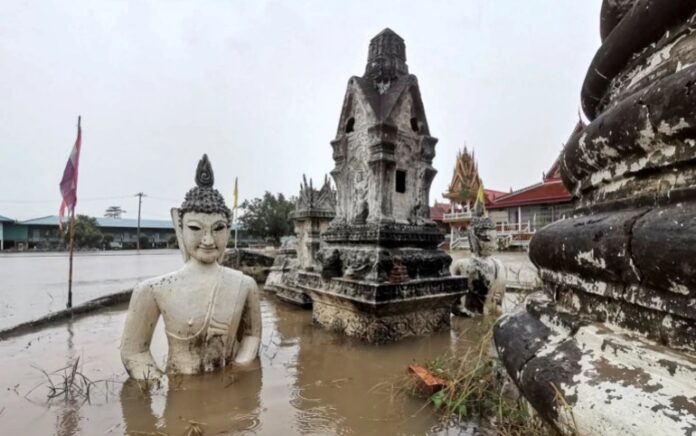 Kuil yang terendam banjir di provinsi Ayutthaya, Thailand, pada 26 September 2021. Foto: Reuters.