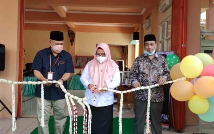 Potong Pita, Wabup Gresik Resmikan Alfamart Class dan Bengkel Motor SMK YPI Darussalam Cerme