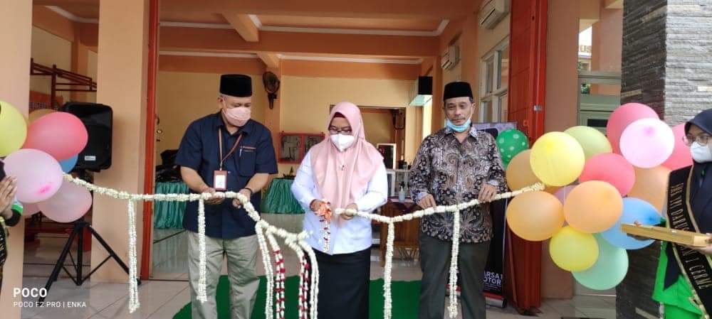 Potong Pita, Wabup Gresik Resmikan Alfamart Class dan Bengkel Motor SMK YPI Darussalam Cerme