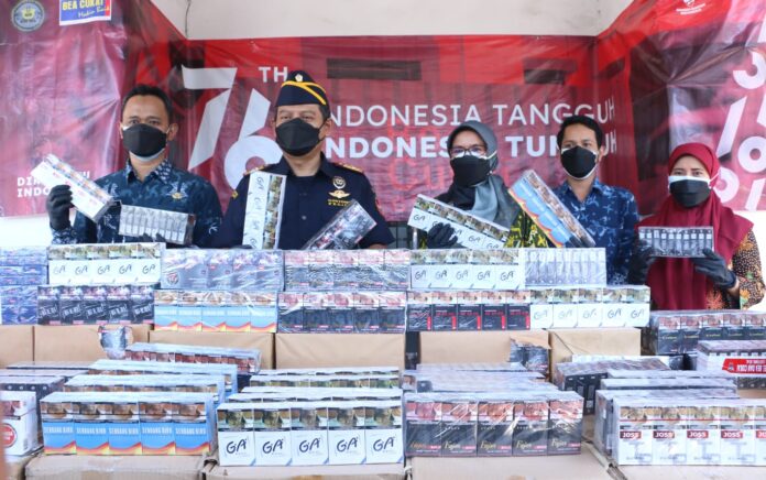 Bea Cukai Gresik Musnahkan Ratusan Ribu Batang Rokok Ilegal