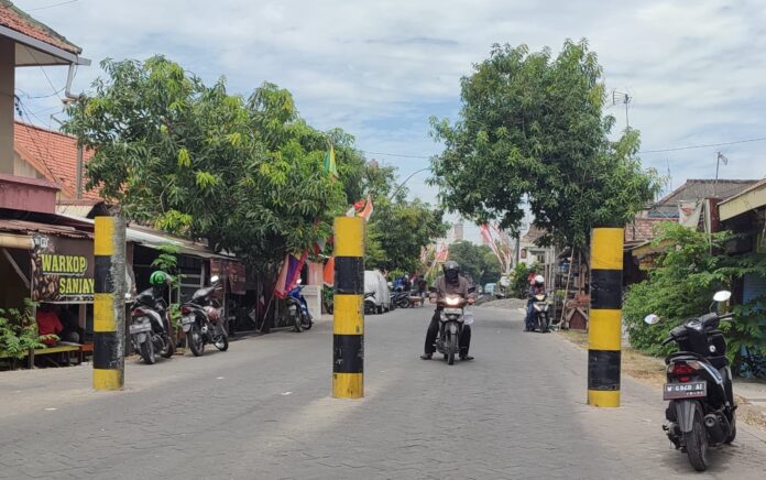 Enggan Dilintasi Truk Tonase Besar, Warga Pulopancikan Gresik Tolak Buka Portal