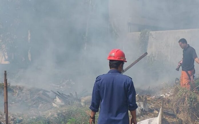 Tersulut Putung Rokok, Lahan Alang-alang di Perum GBA Gresik Terbakar