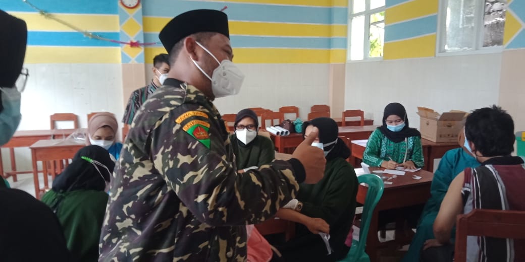 Pakai Jaket Banser, Bupati Gresik Sambangi Serbuan Vaksinasi Warga Nahdhiyyin