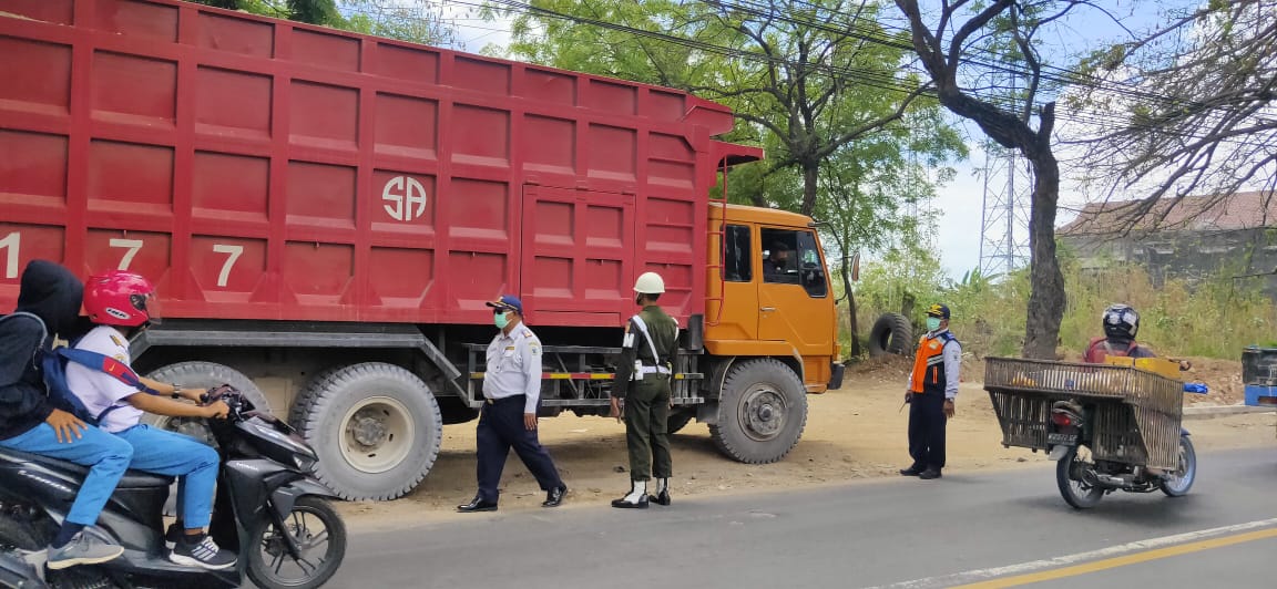 Tak Tertib Kelengkapan, Petugas Gabungan Tilang Sejumlah Truk dan Angkutan di Gresik