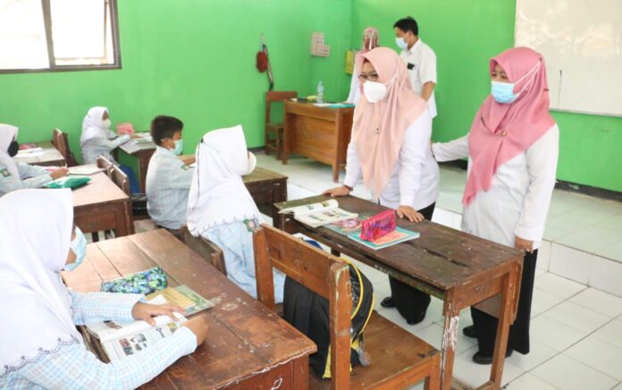 Sidak PTM di SMPN 24 Gresik, Wabup Bu Min Soroti Pemakaian Masker Siswa