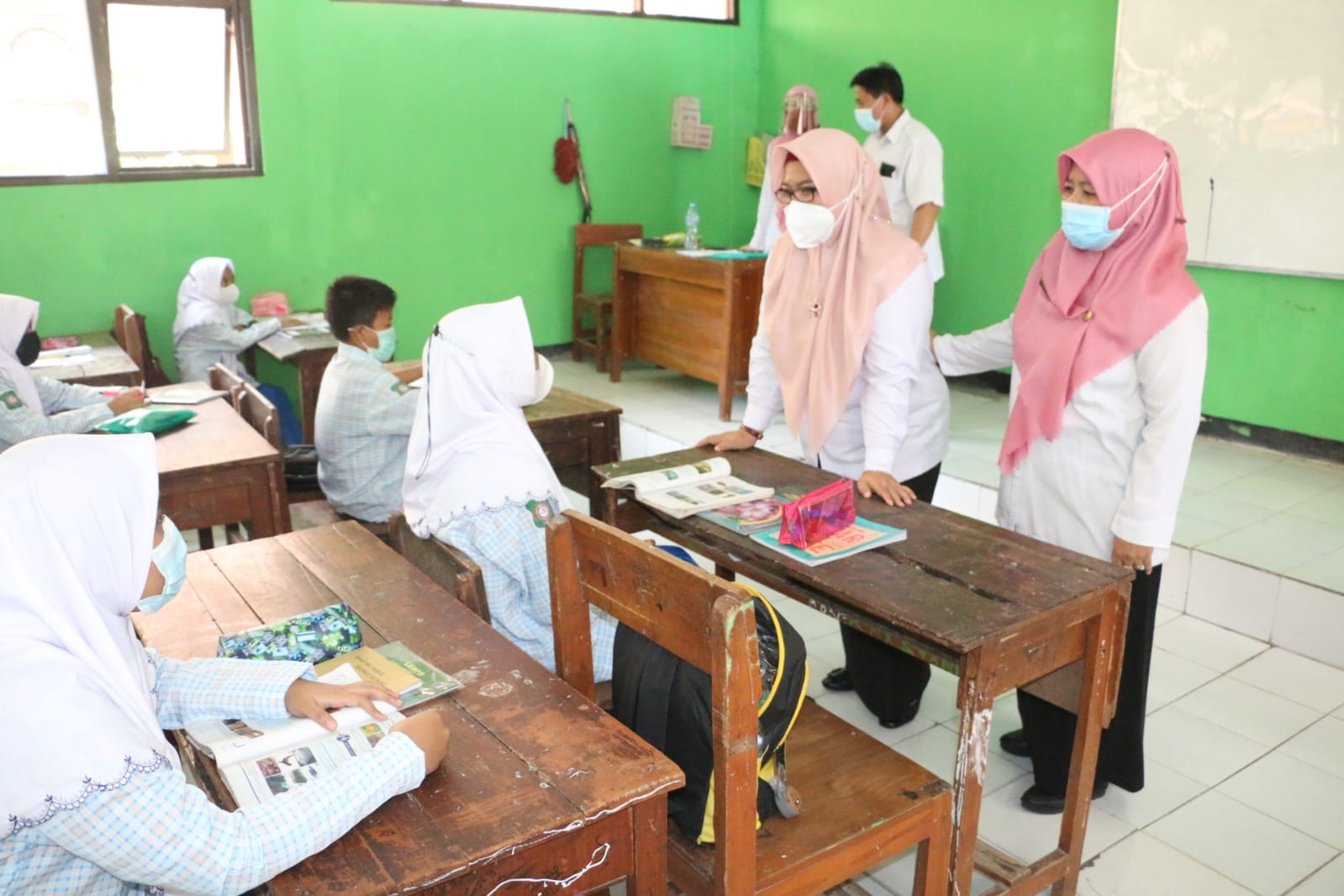 Sidak PTM di SMPN 24 Gresik, Wabup Bu Min Soroti Pemakaian Masker Siswa