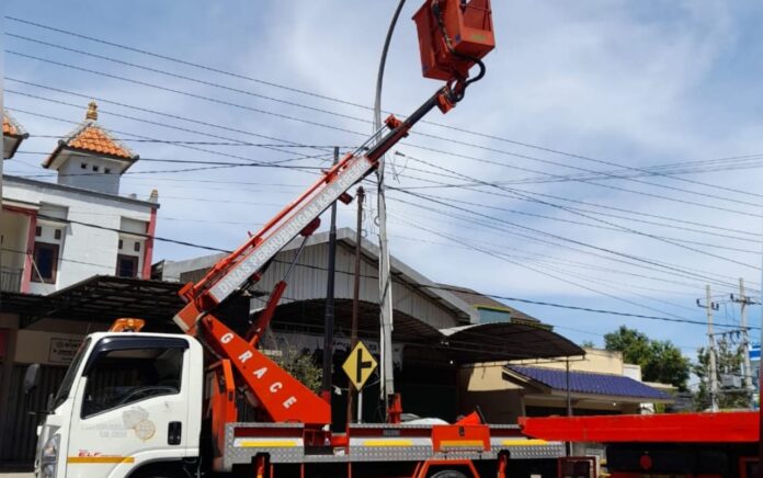 Gunakan Skywalker, Dishub Gresik Lakukan Perawatan PJU Listrik