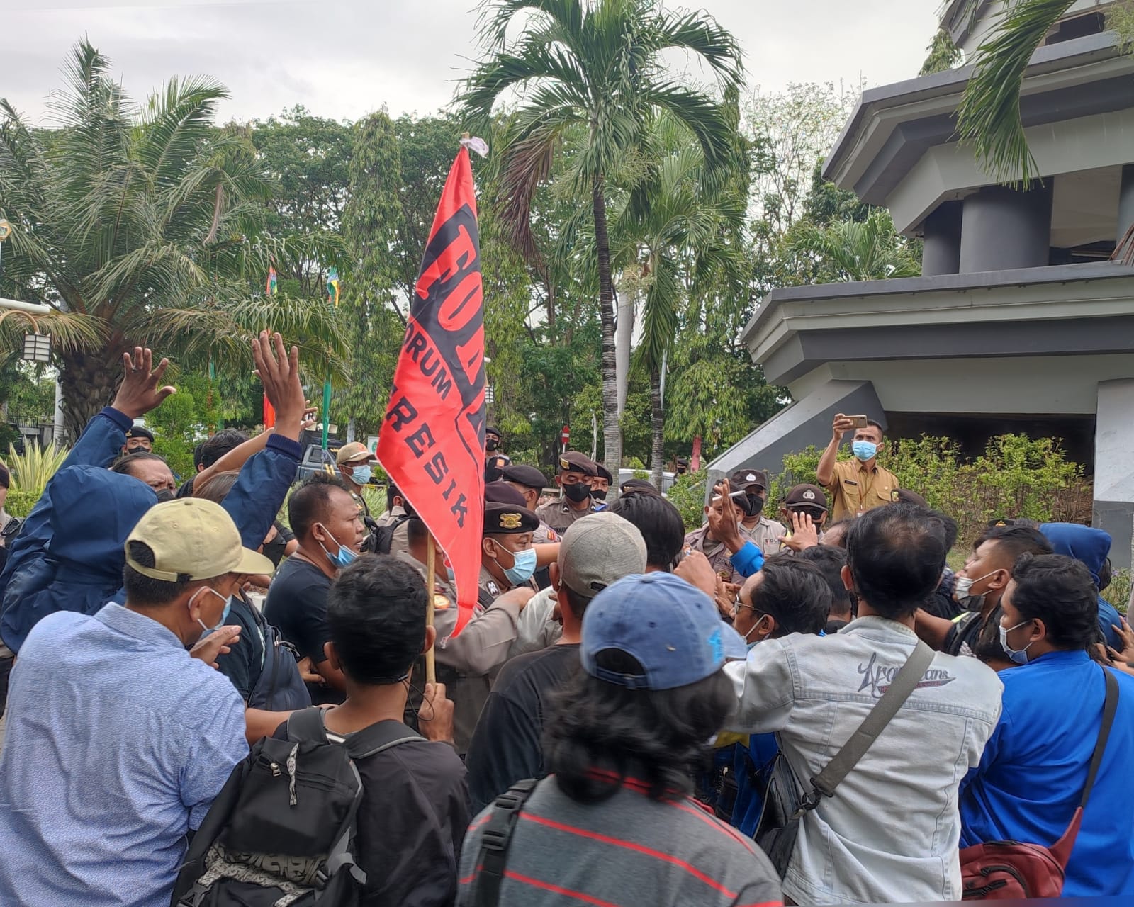 Aksi Forkot Gresik Tuntut Perum Dakota City Ditutup Berakhir Ricuh