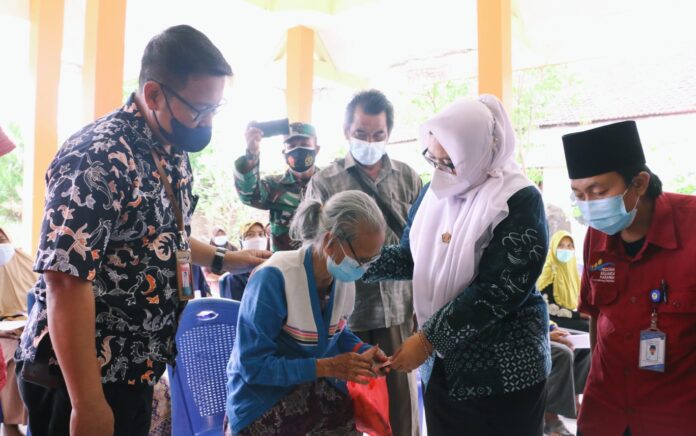 Pastikan Tepat Sasaran, Wabup Gresik Pantau Penyaluran Bansos Lansia di Desa Sirnoboyo Benjeng