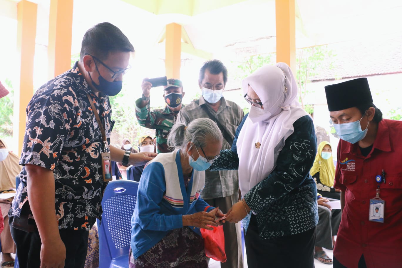 Pastikan Tepat Sasaran, Wabup Gresik Pantau Penyaluran Bansos Lansia di Desa Sirnoboyo Benjeng