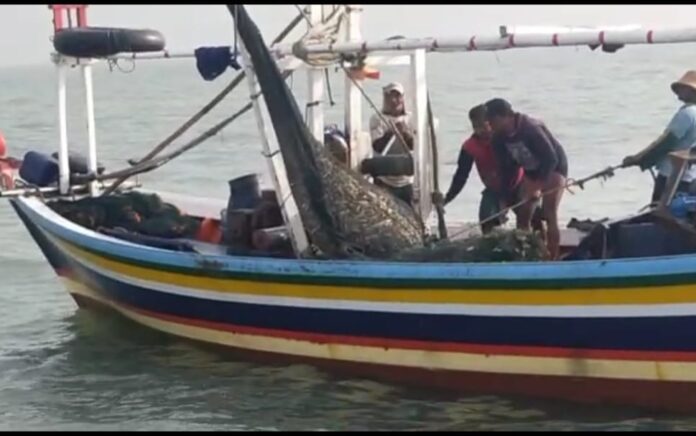 Dua Nelayan Pengguna Jaring Trawl Diamankan Polisi Gresik