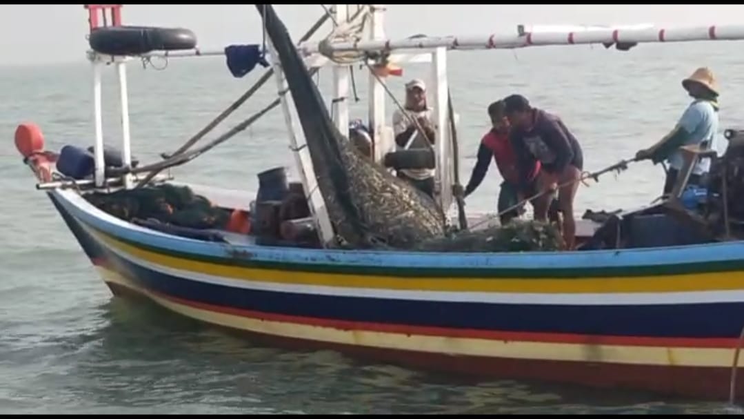 Dua Nelayan Pengguna Jaring Trawl Diamankan Polisi Gresik