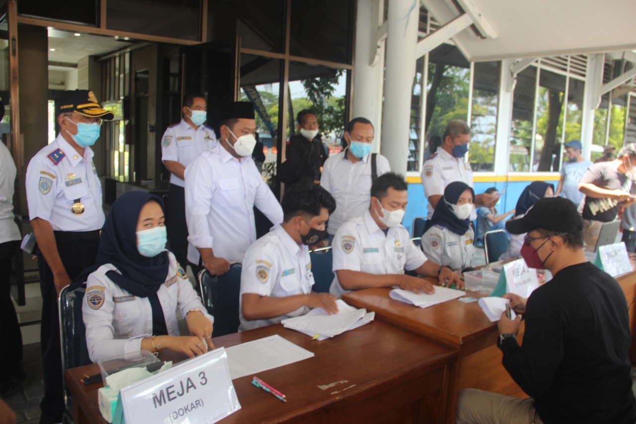 Pendapatan Sepi Dihantam Pandemi, Dishub Gresik Bantu Ojol dan Kusir Andong